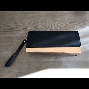 Preowned Street Level Black&Gold Clutch 💁🏽♀️